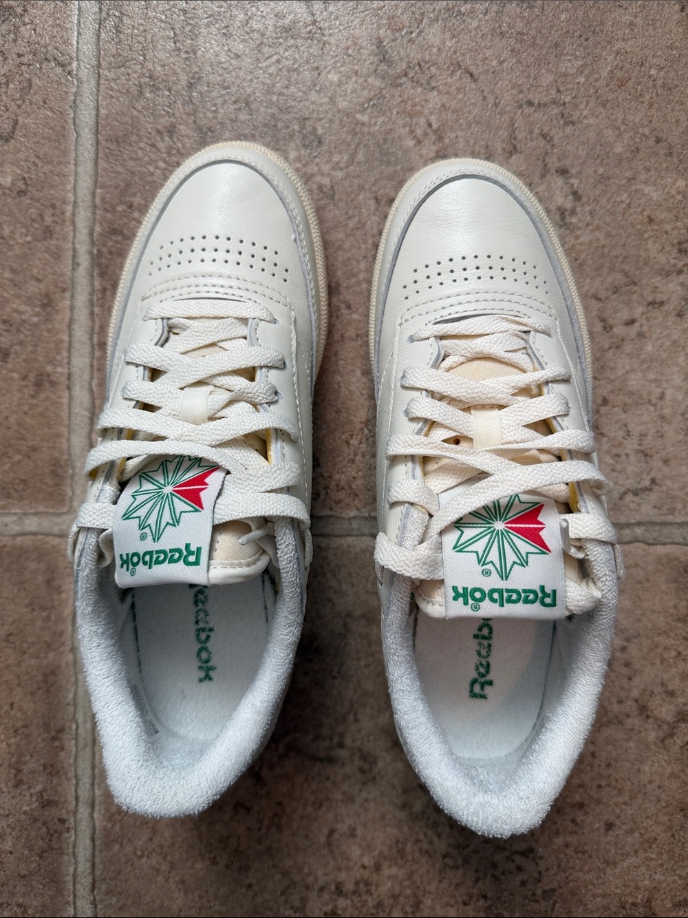 Reebok Leather Sneakers in Cream with Green and Red Logo. Size US W7.5 - Picture 3 of 11